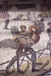 Hombre cargando un cisne (detalle)
